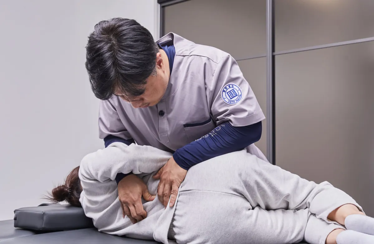 튼튼병원 도수치료사가 환자를 치료하는 모습